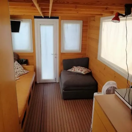 ספינת מלון Pretty Homeboat Sant'elmo *
